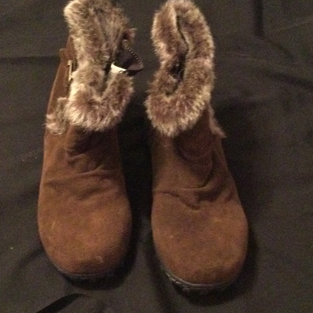 Khombu ankle booties